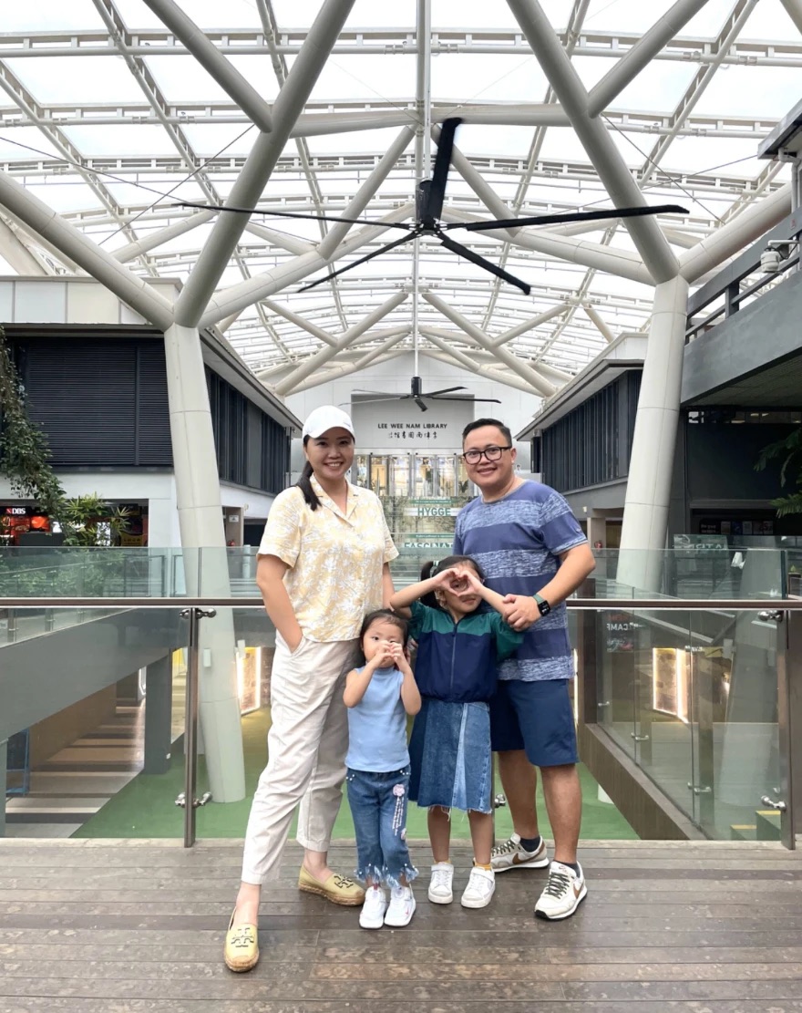 Joe, Xue, Jovanka, dan Jolene berfoto bersama di bawah atap kaca